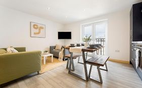 Spacious, Newly Renovated, Three Bedroom Town Centre Duplex Apartment With Free Parking, Sleeps Seven - Walking Distance To Beach